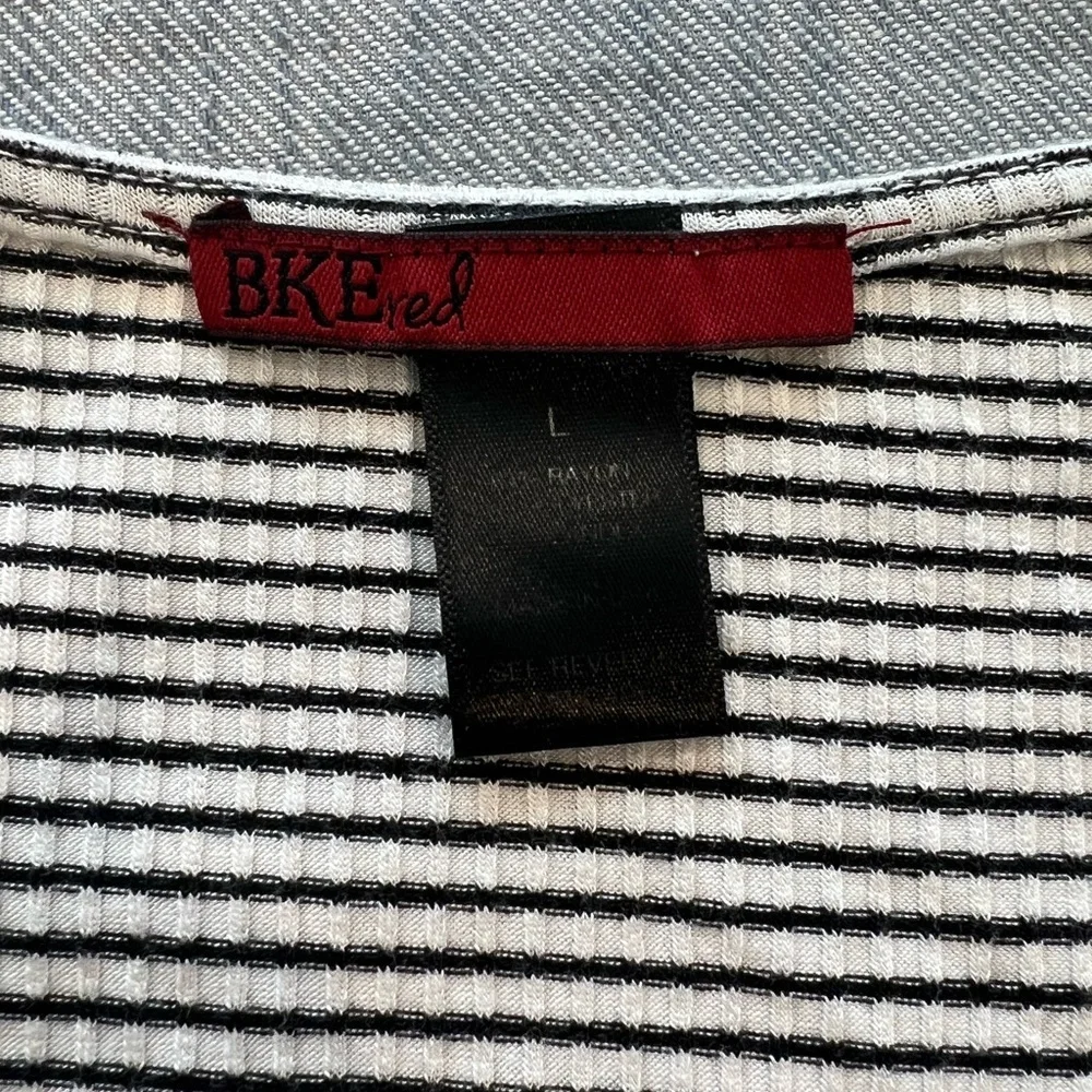 Chic Striped Black and White Midi Wrap Dress BKE RED Size Large Knit